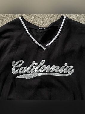Oversized California Script V-Neck Sweatshirt in Black and White